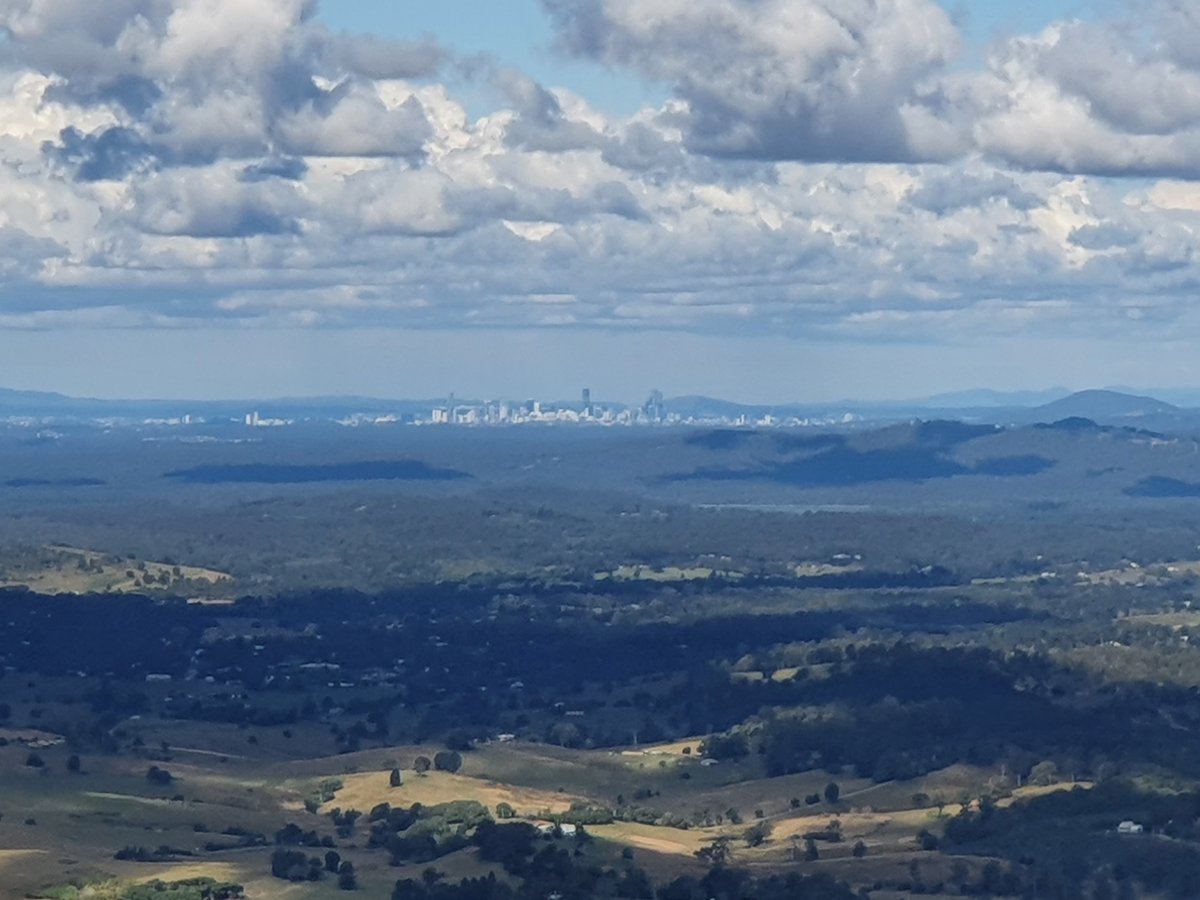 pixelier's tweet photo. I have been meaning to visit Pit Stop cafe on Mt Mee for a while now so today I decided to pay a visit as the covid lockdowns over. What an awesome place with fantastic views, you see the Brisbane city in the background. From this point of view Brisbane city looks quite surreal. https://t.co/YlwO9pXryB