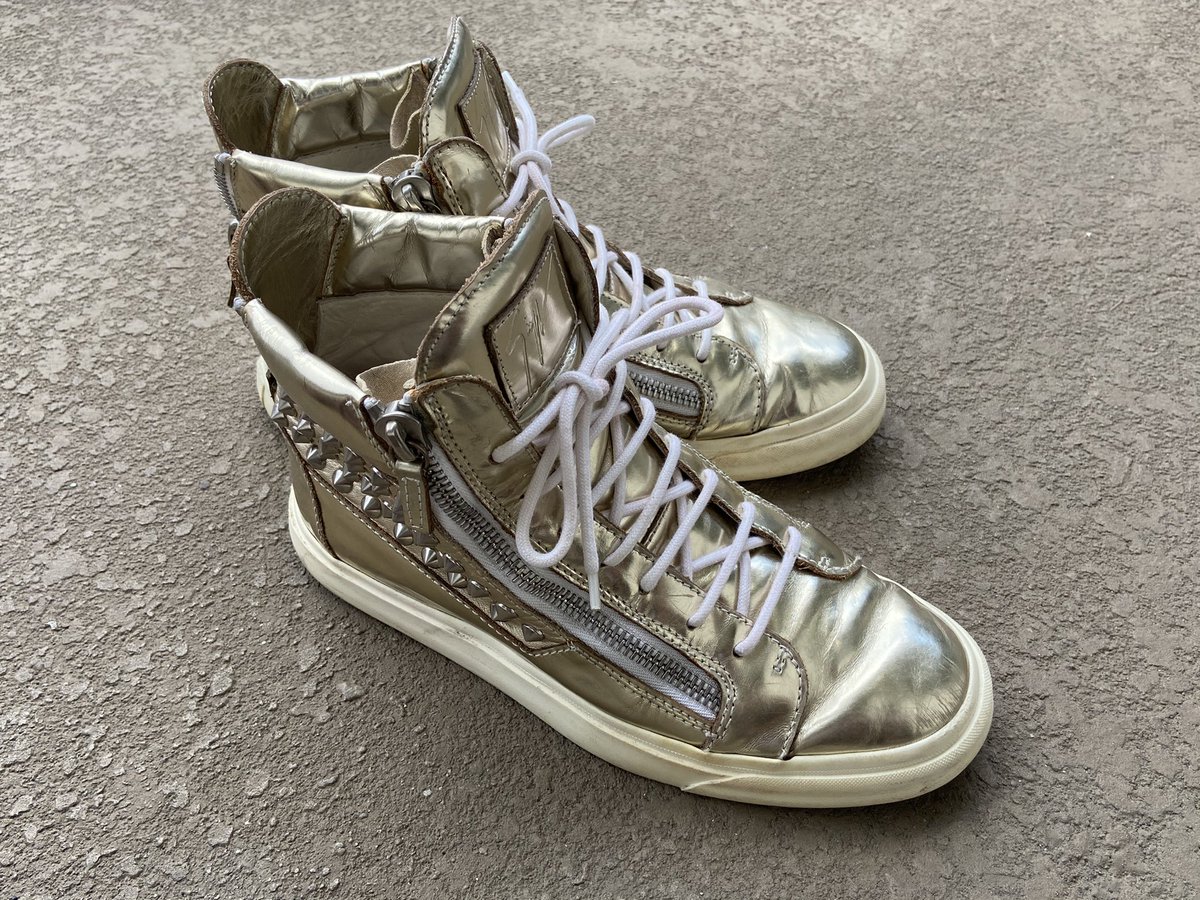 CACTIANDSNAKES's tweet photo. なかなか手強い汚れで納得いくところまで至らなかった…
#giuseppezanotti #milano #jasonmarkk #スニーカー洗い https://t.co/BbDrX3Cnqc