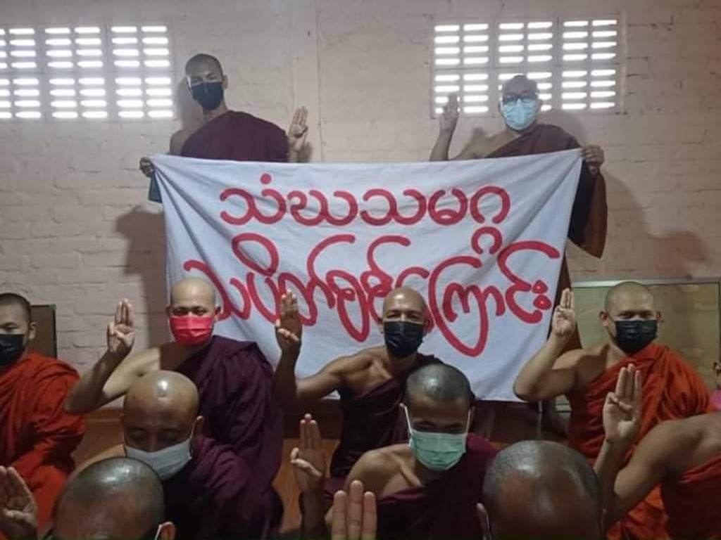 Vinn10301768's tweet photo. Mandalay Sangha Union held an anti-coup protest, delivering sermons to urge peace &amp; an end to all human suffering in Myanmar. #July4Coup #WhatsHappeningInMyanmar https://t.co/fox84jIYbk