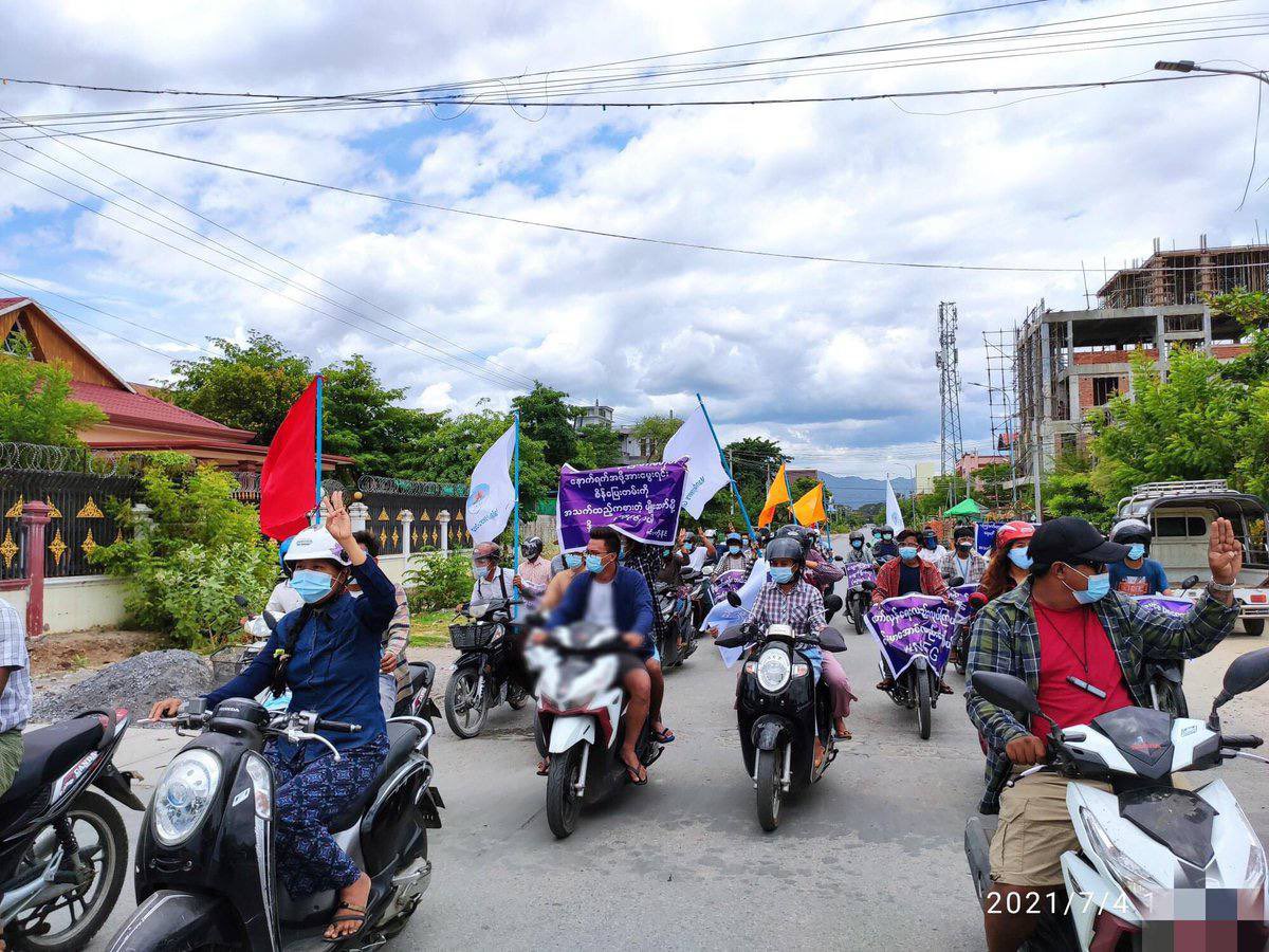 Vinn10301768's tweet photo. Despite the tight security forces, Mandalay Engineers Group has maintained to protest against the military regime. #July4Coup #WhatsHappeningInMyanmar https://t.co/AnvM7H7CLV