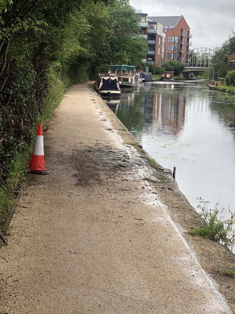 LEGGY84's tweet photo. @CanalRiverTrust recently swans gave nested on the side of the canal between West Drayton Station (UB7) and Trout Road Bridge. Despite recent rain this has not been washed away and is attracting vermin. Please can this be cleaned up? https://t.co/gxyXZpa3jO