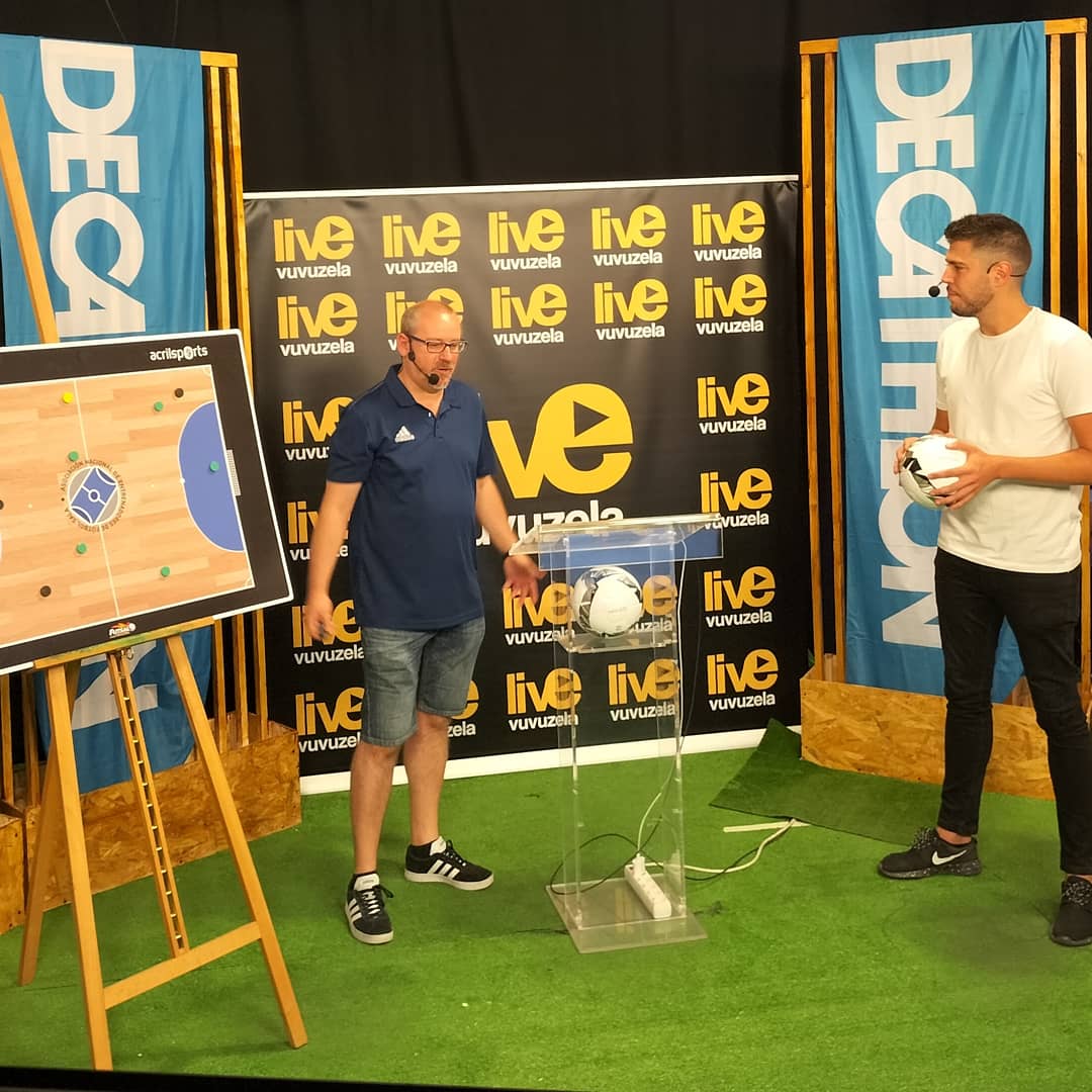 sorgorojo's tweet photo. Orientación, visibilidad, posicionamiento son conceptos clave para desarrollar el trabajo durante la temporada e @IsmaMinguez lo explica de forma muy clara #Congresoanefs #entrenadores #Futsal #futsal #Fùtbolsala #fútbolsala @bcoachapp @Effmatch https://t.co/9xxvQxUr3h