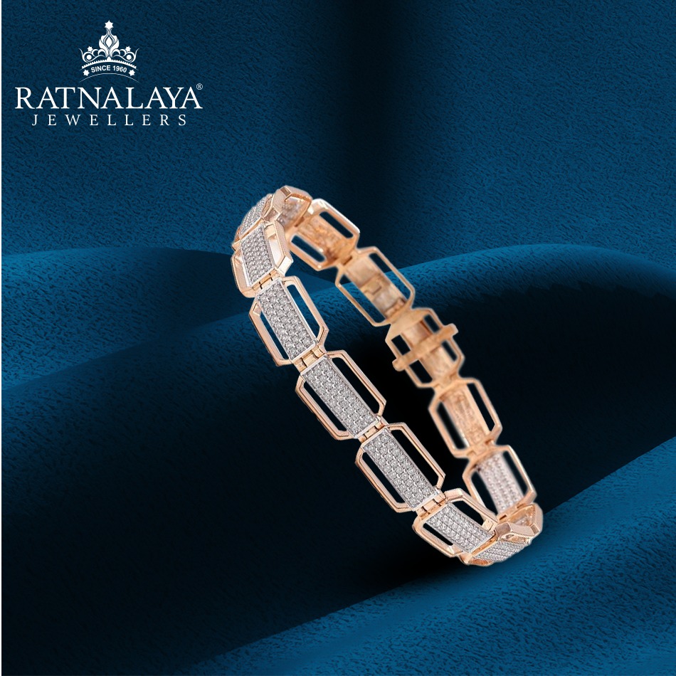 ratnalayajewels's tweet photo. The #gentlemansCollection by #RatnalayaJewellers is about the royal grace and charm a man holds within. The collection is curated in hues of gold and diamond.
Visit our store at Hathwa Market | Kankarbagh
#menscollection #mensjewellery #mensjewellerycollection #mensfashion https://t.co/9q2t6nOnq2
