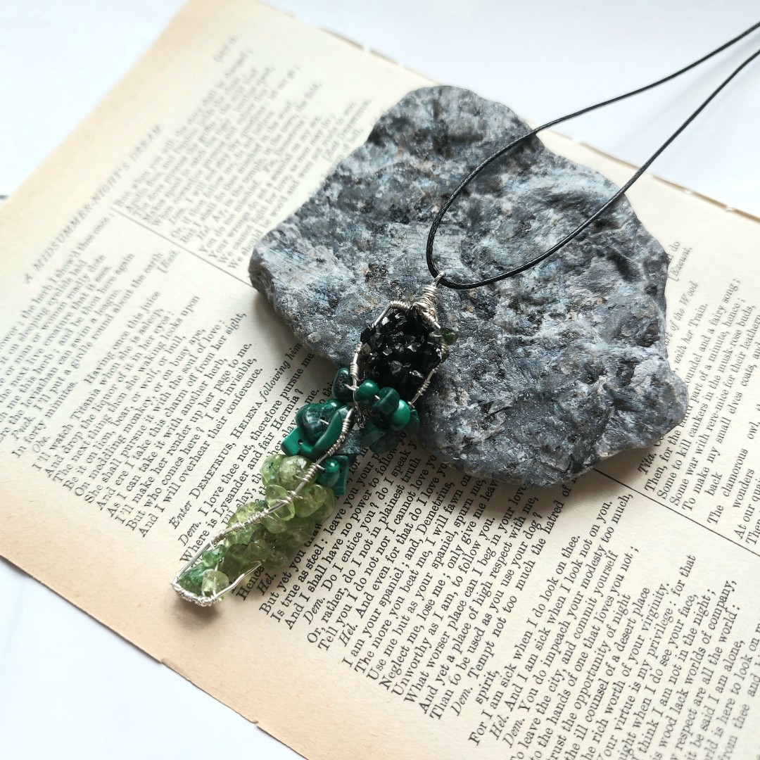 #Unique Raw #Gemstone #Pendant has been wire wrapped to form this beautiful Natural Tourmaline, Malachite and Peridot.

ow.ly/SVNb50Foqhx

#wirewrapped #jewellery #ukgifthour #handmadegifts #healinggemstones