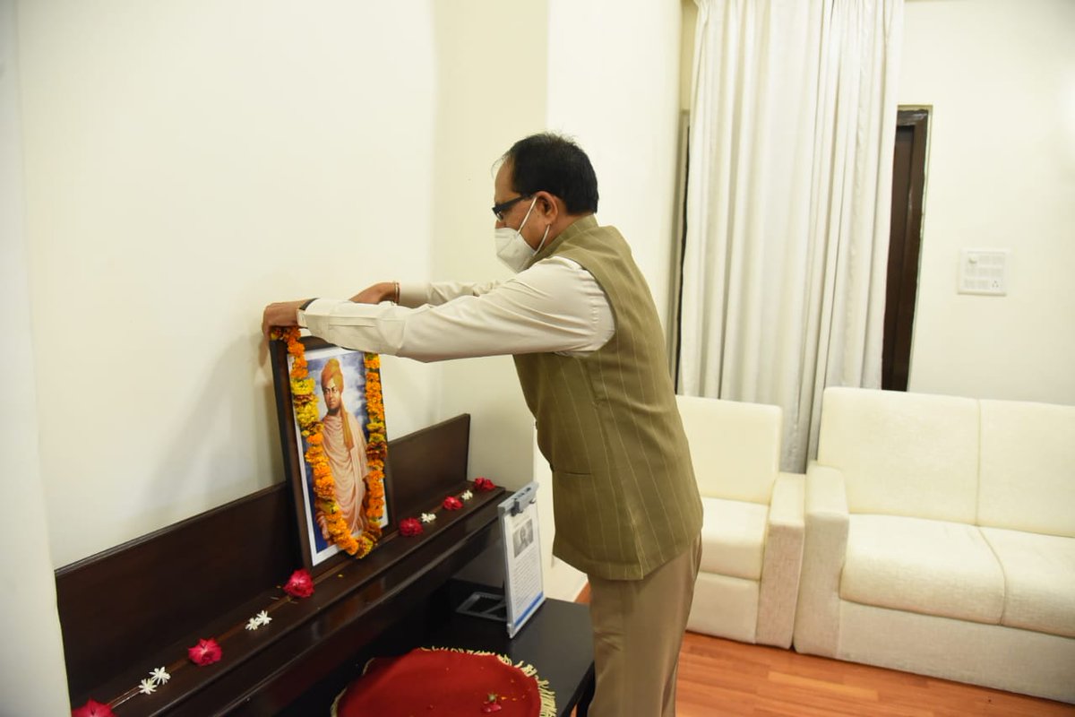 ChouhanShivraj's tweet photo. ज्ञान और अध्यात्म की पवित्र ज्योत के माध्यम से मानवता का कल्याण करने वाले महान आध्यात्मिक गुरु स्वामी विवेकानंद जी की पुण्यतिथि पर श्रद्धांजलि अर्पित की। 

उनके ऊर्जादायी और मंगलकारी विचार सदैव राष्ट्र एवं समाज की उन्नति के लिए हम सबको प्रेरित करते रहेंगे। #SwamiVivekanand https://t.co/JXKGzbygF3