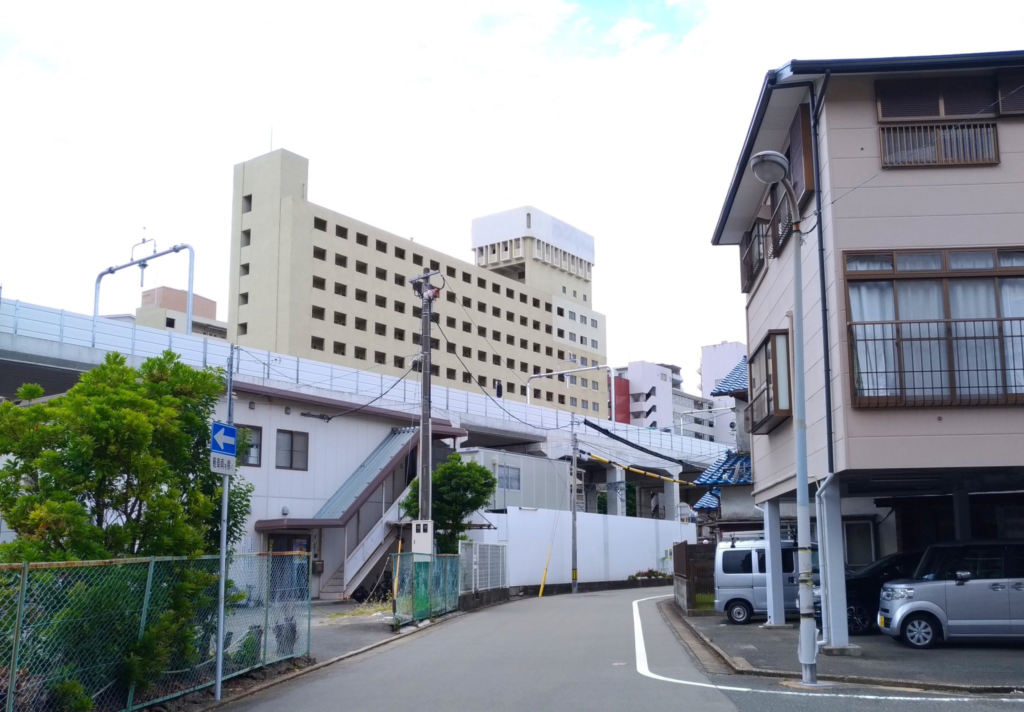 あぶってかもかも とりあえずサブ垢 ここ最近ゾンサガばかりなんで 半年振りに福岡ご当地アニメのスケッチブックの聖地巡礼を兼ねて 絶賛高架化工事中のざっしょの近況をば 時の流れは早いものですなあ D 西鉄天神大牟田線 変わりゆく