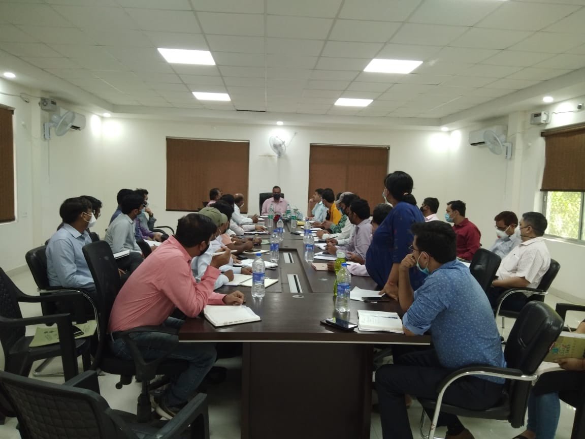 DvvnlDirectorT's tweet photo. आज झाँसी में बैठक कर सभी बिजलीघरों से schedule के अनुसार विद्युत आपूर्ति हेतु निर्देशित किया।चिरगाँव बिजलीघर का निरीक्षण किया तथा वहीं पौधारोपण भी किया @ptshrikant @UppclChairman @mduppcl @MDDVVNL @DVVNLHQ @ankushtofficial https://t.co/b1iWn8rj7h