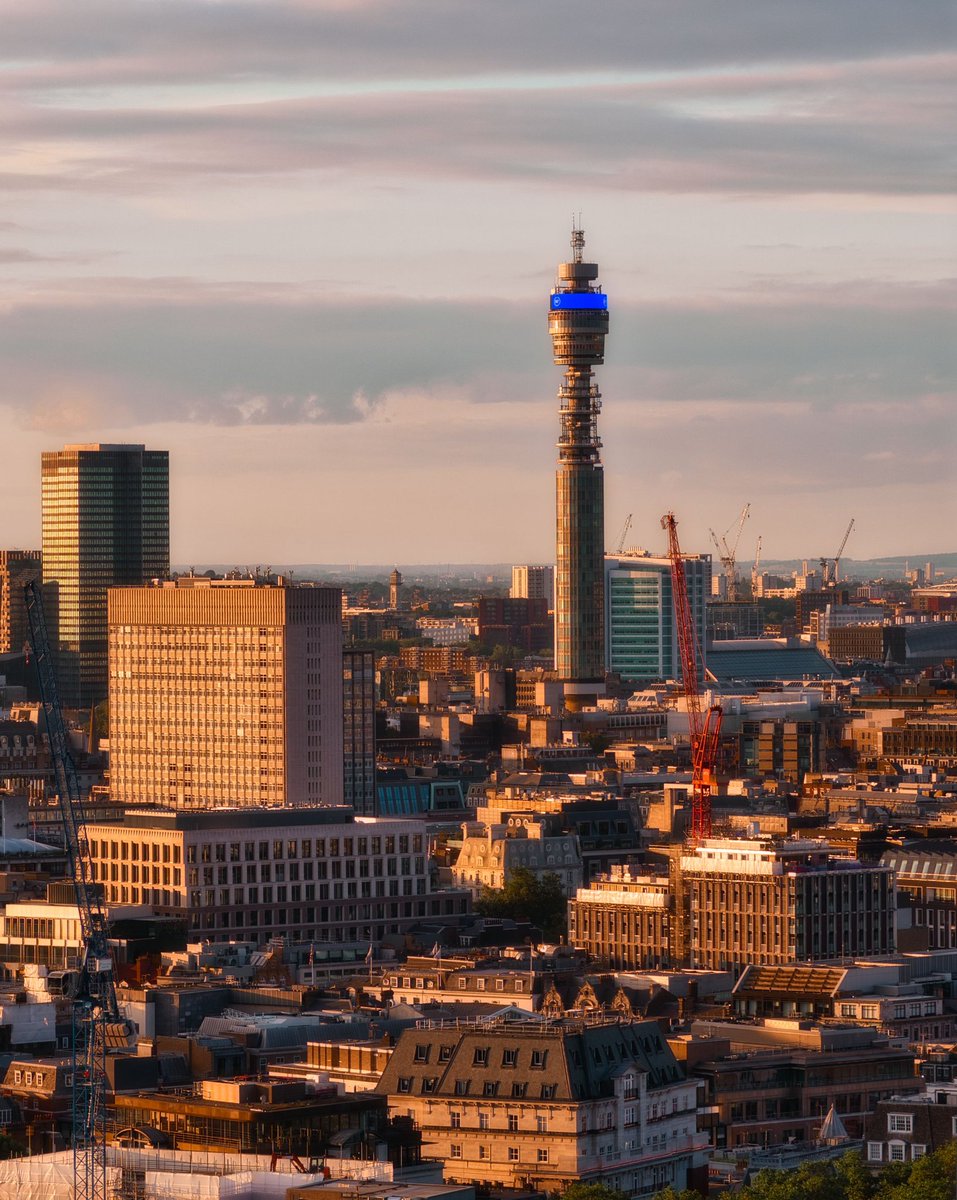 Recently I posted many pictures of the #bttower 🤔 I need now pictures from the BT tower 😂 need to find out how to get up there. 
Happy Sunday everyone 🧡
.
.
.
.
.
.
#londonphotographer #londonvideographer #Rooftop  
#sunset #sunset_pics #sunsets #London
