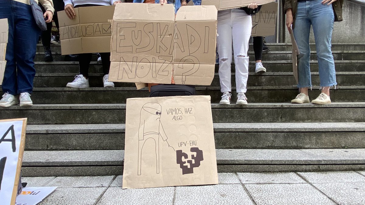 Ante la ausencia de medios, cobertura independiente #txertoaorain #vacunaserasmusEHU <a href="/GSagardui/">Gotzone Sagardui</a> <a href="/upvehu/">UPV/EHU</a> @EFErrektore