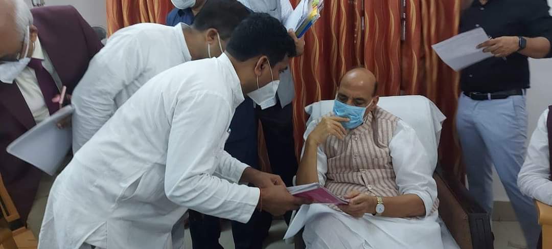 ImranSyedDanis1's tweet photo. 🔥#BREAKING_news🔥
विजय कुमार बन्धु अपनी टीम के साथ मिले रक्षामंत्री राजनाथ सिंह जी से पुरानी पेंशन बहाली की मांग दोहराई अटेवा स्मारिका की भेंट 🚥🚥🚥
#RestoreOldPension
@rajnathsingh
@vijaykbandhu
@abhinav019
@ImranSyedDanis1
@NmopsInd
@DrNeerajpati https://t.co/Ql7mU0Jt1P