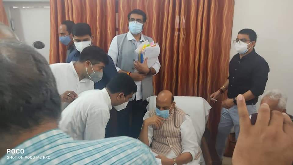 ImranSyedDanis1's tweet photo. 🔥#BREAKING_news🔥
विजय कुमार बन्धु अपनी टीम के साथ मिले रक्षामंत्री राजनाथ सिंह जी से पुरानी पेंशन बहाली की मांग दोहराई अटेवा स्मारिका की भेंट 🚥🚥🚥
#RestoreOldPension
@rajnathsingh
@vijaykbandhu
@abhinav019
@ImranSyedDanis1
@NmopsInd
@DrNeerajpati https://t.co/Ql7mU0Jt1P