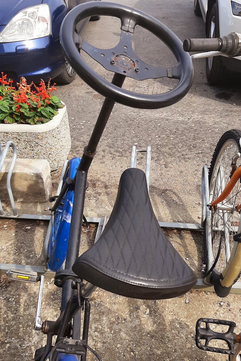 mo_zsu's tweet photo. A csornai vasútállomásnál leltem ezt a csodás darabot 🚲😃😆
#bringa  #bicycle #kormány https://t.co/3E3Z97XGkN