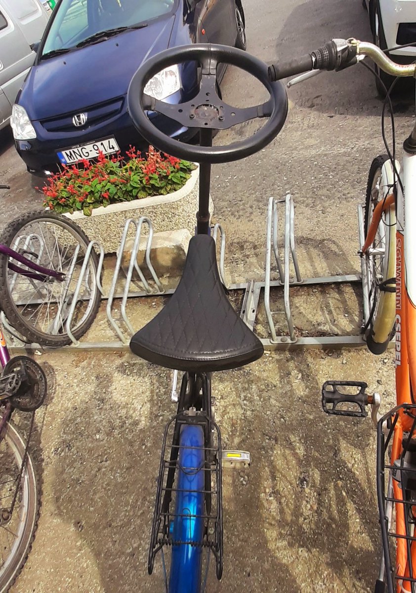 mo_zsu's tweet photo. A csornai vasútállomásnál leltem ezt a csodás darabot 🚲😃😆
#bringa  #bicycle #kormány https://t.co/3E3Z97XGkN