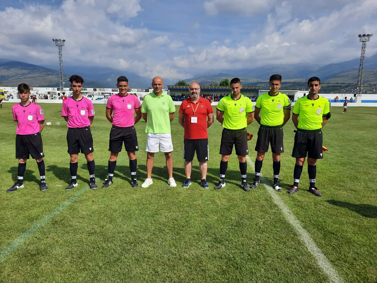 FutbolCatalunya's tweet photo. El jove àrbitre Marc Pujol (Osona), que va pujar la temporada passada a #3div5, també participa a la PIRINEUS CUP.

Els àrbitres, sempre al costat del #futbolcat.
 
Informa: Eduardo Berzosa https://t.co/GHarAXPopa