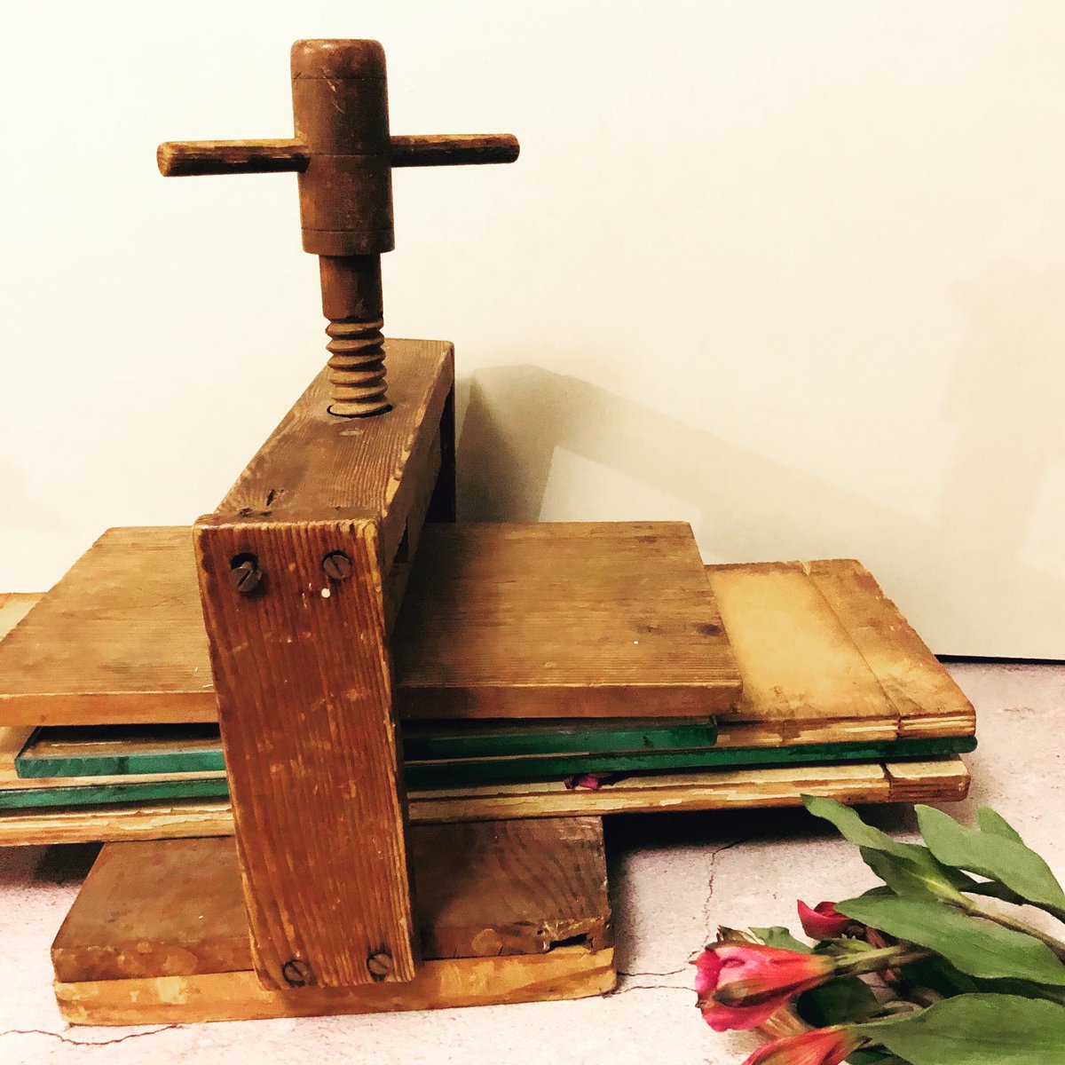 InfoAffair's tweet photo. Meet The Director Anton
A #vintage double layer Flower Book Press. Scratch built and functional for your #flowerpressing needs.....well thatโs if you have pressing needs ๐
https://t.co/BVofkLM92h
#crafting #vintagetools #ukgiftam #independentmaker #bookpress #scratchbuilt https://t.co/aTHHpNSrK9