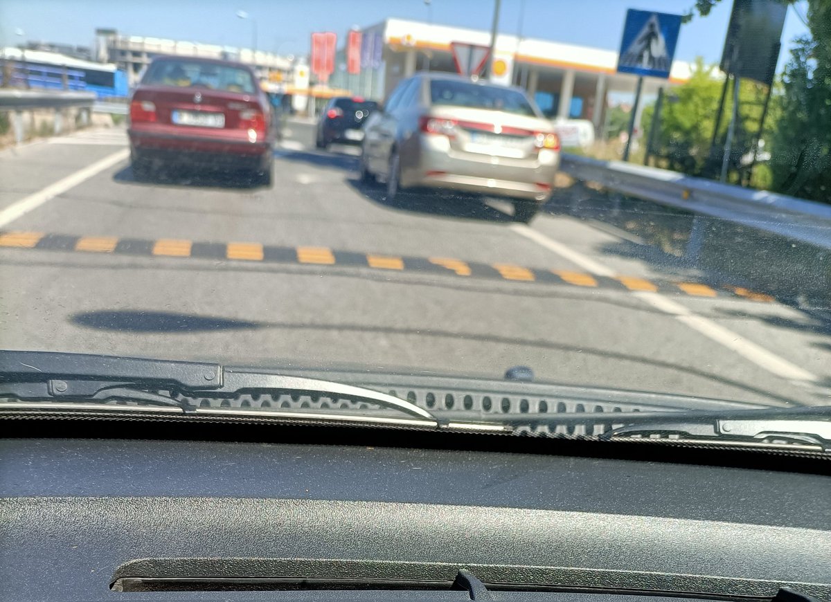 lauralara294's tweet photo. @DGTes , sigo con la duda! Si no hay señal que autorice en caso de retención 2 carriles, aquí solo hay uno ,¿verdad? https://t.co/yBzEILhay6