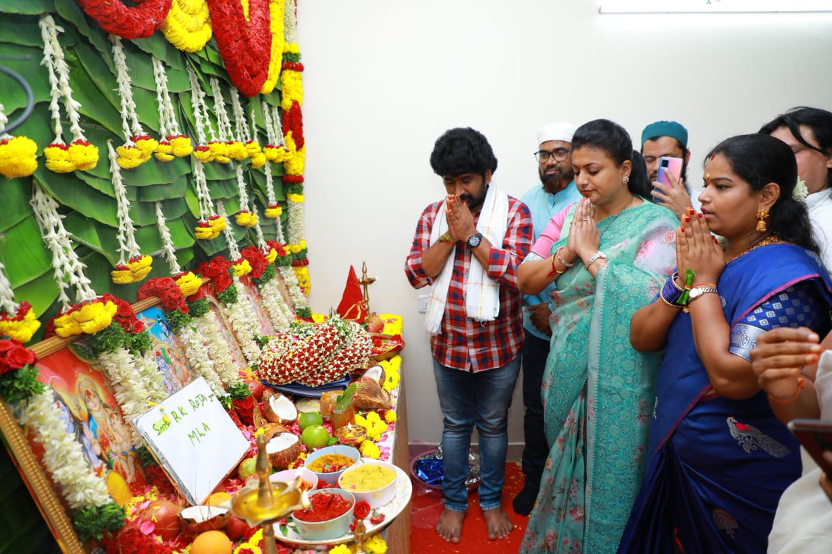 Boxoffice70mm's tweet photo. Actress &amp; Nagari MLA @RojaSelvamaniRK graced &amp; lighted #NadhiyaasEntertainments #ProductionNo1 Pooja Ceremony Today! ✨

More details soon! 💥
#AMFeroz #SreedharN #ManiSharma #ShreeSai #ChotaKPrasad @boselyricist @bhaskarabhatla @IamEluruSreenu #VikramDesigns @housefull_dgtl https://t.co/2WfCVc7WeZ