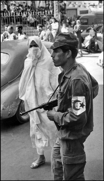 AdleneMeddi's tweet photo. 1957-1962, Algérie 

Les incroyables photographies des archives de l'Agence Magnum

#Algerie5JuilletIndependance 

#Algeria 

#المجدوالخلود https://t.co/D9VzFSshef