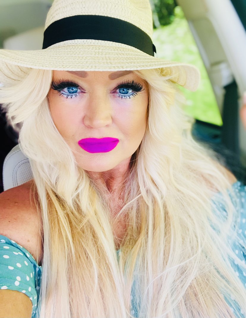 mandibling's tweet image. Happy Sunday the sun hat is finally on 🌻🌻🌻I’m off to a haunted pub 👌👻👻👻👻