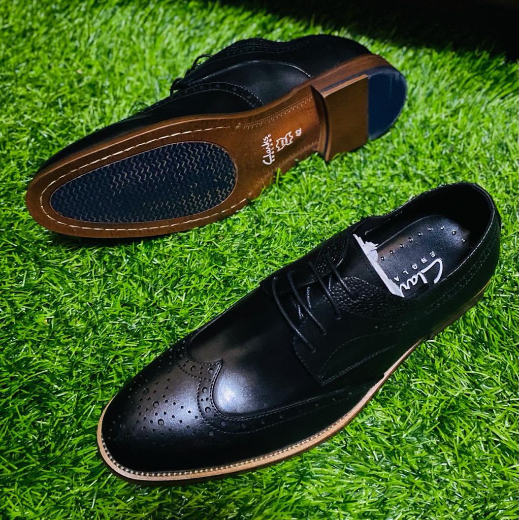 brintonmarcus's tweet image. The shoes               The shoes
she expects            she will come
u to put on                 putting on