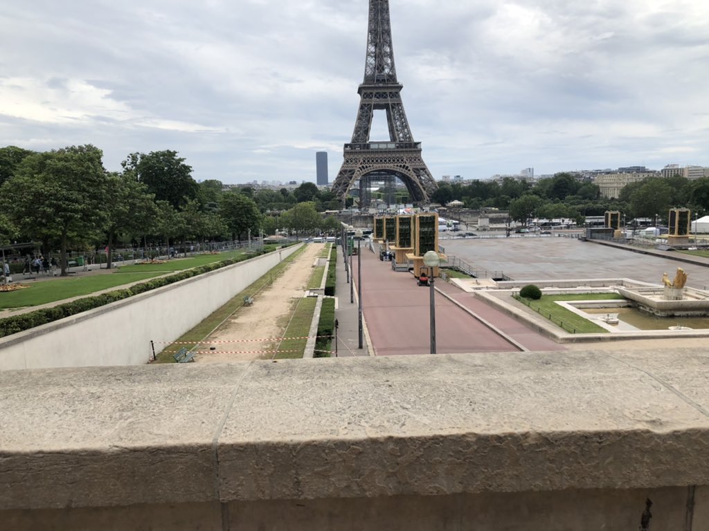 ecoloparis16's tweet image. Les bassins du Trocadéro (fontaines HS depuis 2020) sont très prisés des franciliens en période de chaleur 💦 Oui mais cette année, ils seront condamnés pour accueillir une fan zone 😱Pourquoi priver les parisiens des rares espaces de fraicheur? Pourquoi défigurer un site classé?