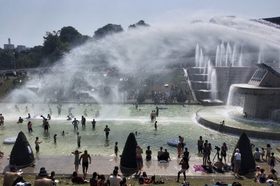 ecoloparis16's tweet image. Les bassins du Trocadéro (fontaines HS depuis 2020) sont très prisés des franciliens en période de chaleur 💦 Oui mais cette année, ils seront condamnés pour accueillir une fan zone 😱Pourquoi priver les parisiens des rares espaces de fraicheur? Pourquoi défigurer un site classé?
