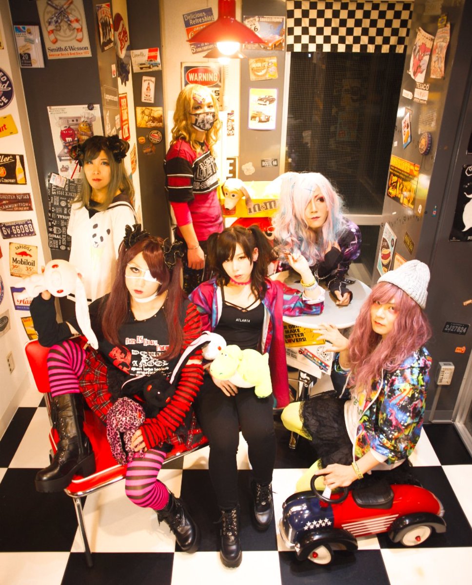 bokumamaremon's tweet photo. 7月11日（日）19時より生配信ライブ☆
またまた配信ライブでスミマセン！！いつか必ず…お詫びも込めてたっぷりお届け新曲もかましてしまいます！
皆様是非是非遊びに来てくださいねー☆

https://t.co/M0J9hP2OHZ https://t.co/tqqgOdaZzp