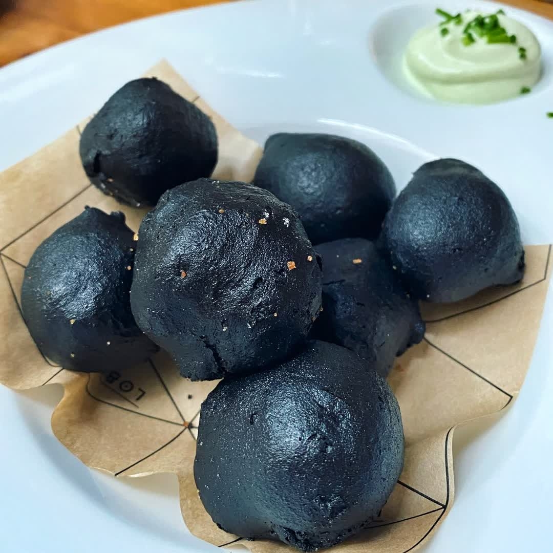 Carbón de buñuelo de bacalao con alioli de albahaca 😮🤤

<a href="/LaVidaEnTapas/">La Vida</a> #Sevillahoy #TDSGastro #TdsActualidad #GastronomiaSevilla #food #foodporn #Seville #tapas #slowfood #Gastro #Buñuelo #Bacalao #Carbon #LoboLopez #SameSameButDifferent