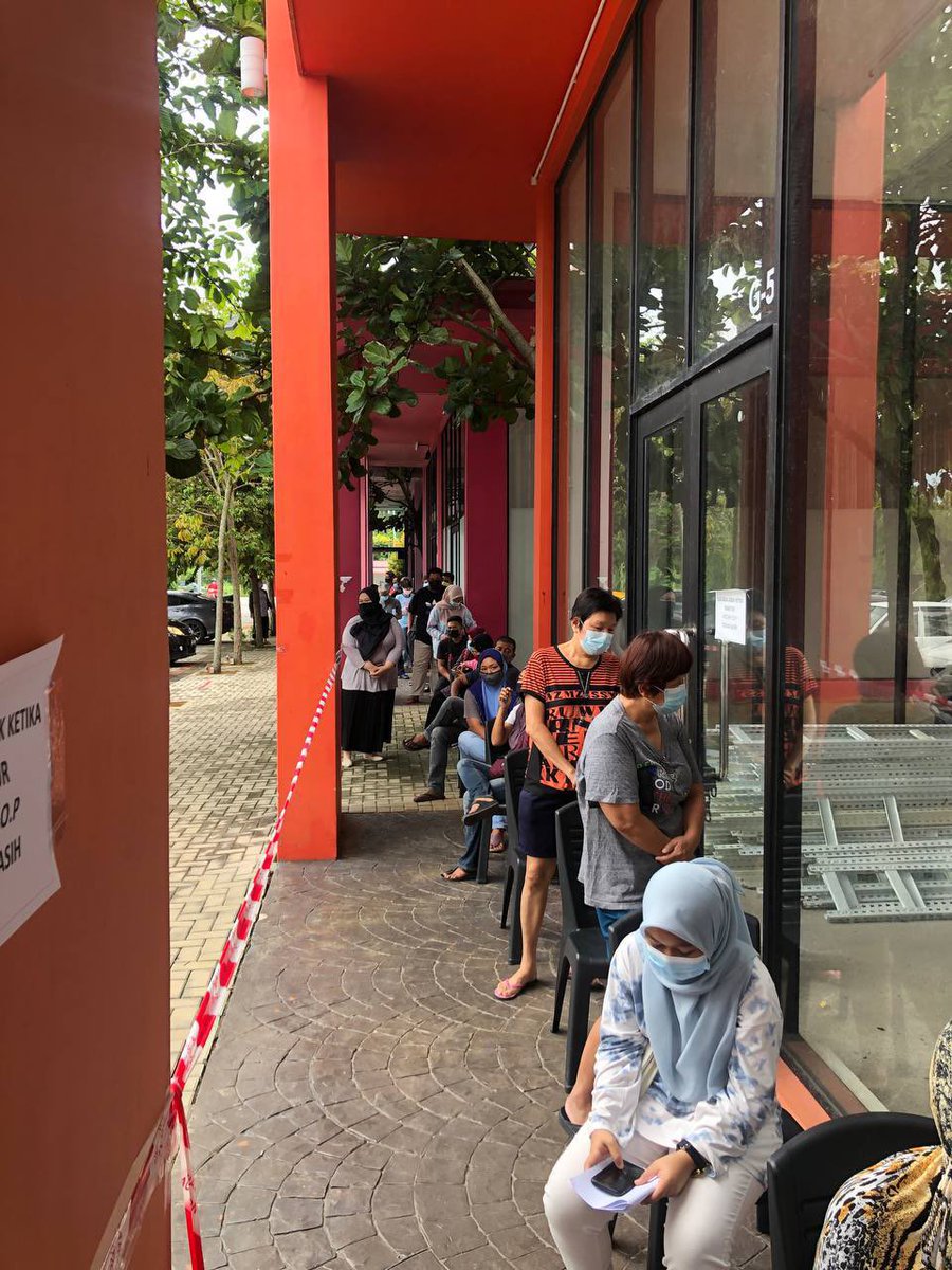 SyedSaddiq's tweet photo. Minta maaf Muar😢

Saya terpaksa tutup pejabat kerana supply food bank dah habis.

Tak putus putus orang datang setiap hari.

Total sejak COVID, dah ~10,000 Food Basket diberikan ke keluarga susah.

Saya dalam proses nak beli lagi.

I will help all regardless of Race &amp; Religion. https://t.co/77eeQcLpZZ