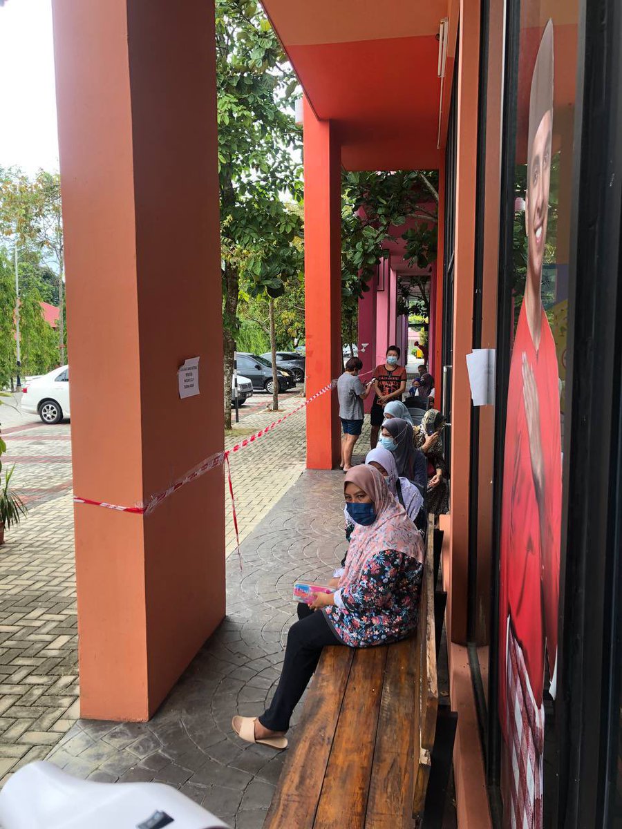 SyedSaddiq's tweet photo. Minta maaf Muar😢

Saya terpaksa tutup pejabat kerana supply food bank dah habis.

Tak putus putus orang datang setiap hari.

Total sejak COVID, dah ~10,000 Food Basket diberikan ke keluarga susah.

Saya dalam proses nak beli lagi.

I will help all regardless of Race &amp; Religion. https://t.co/77eeQcLpZZ
