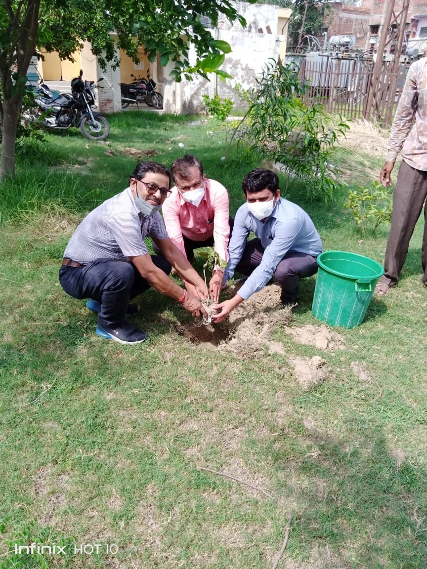 Shashan04764187's tweet photo. @mvvnlraebareli  tree plantation at Bachrawan https://t.co/a4nSueHlzn