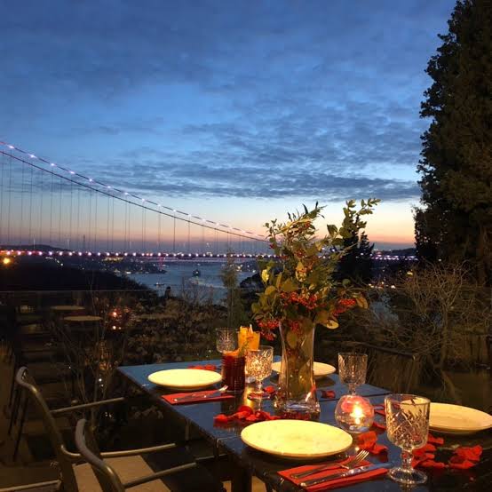 Bir arkadaşım manzarasi  çok guzel, muhakkak gidin dedigi icin bugun cocukluk arkadaşımla Mihribat Korusu'na gidip 2 erkek sap sap romantik akşam yemeği yiyeceğiz.