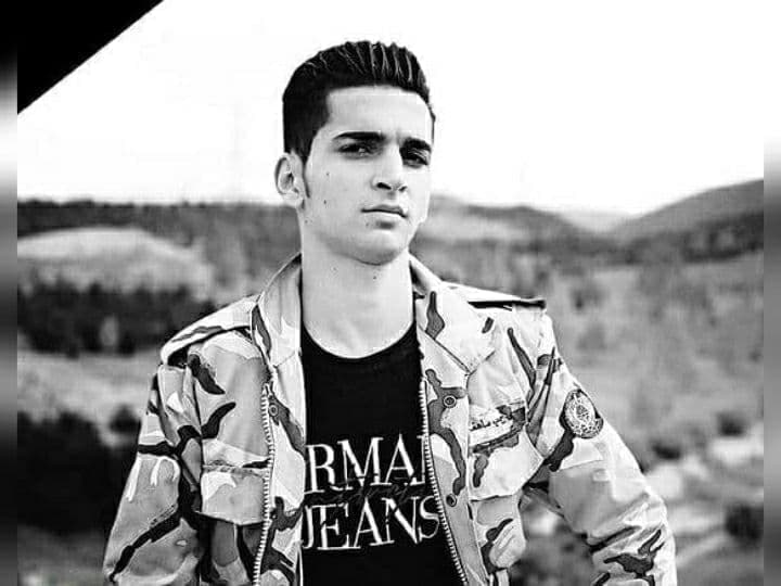 #احمد_تیزدست، #سرباز وظیفه ای که ۲۵ماه از خدمت #سربازی_اجباری خود را گذرانده بود،با استفاده از اسلحه اقدام به #خودکشی کرد و جان خود را از دست داد.
این درحالیست که وی معاف از در دست داشتن اسلحه بود ومسئولان مربوطه به اجبار و برخلاف قانون او را در پست نگهبانی با اسلحه گماشته بودند.