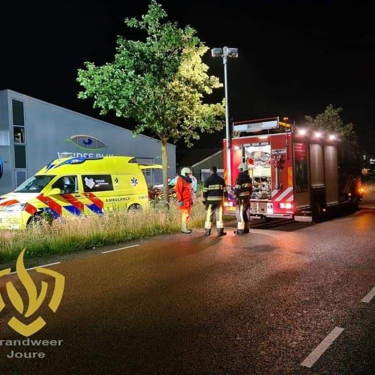 Brandweer haalt persoon uit het water in Joure - #Friesland -..