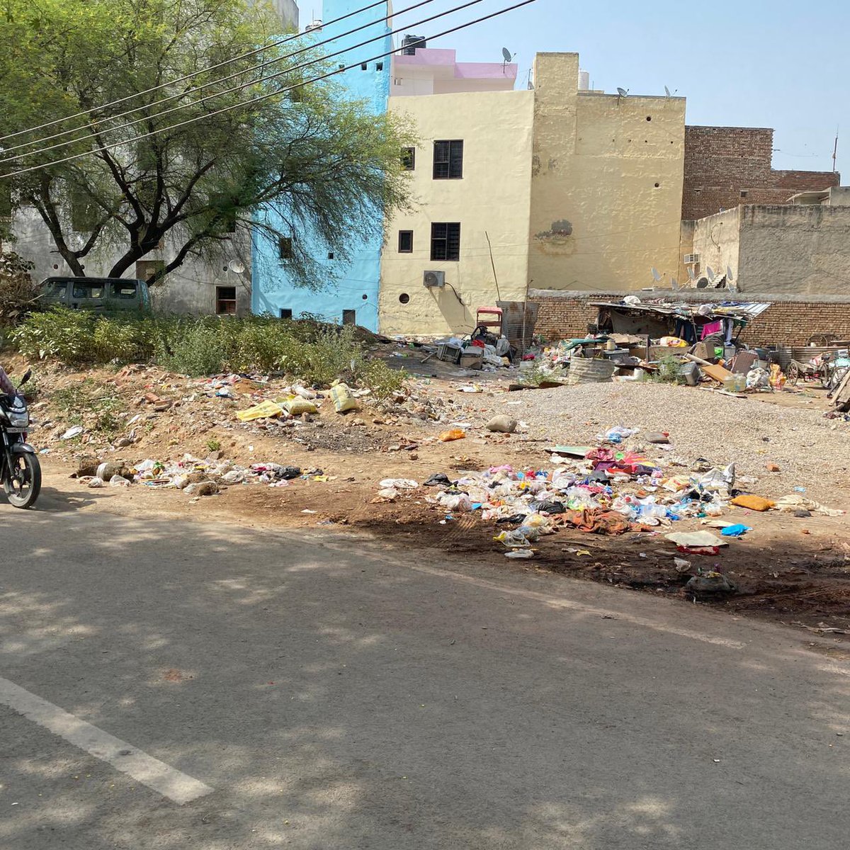 dpkshrma's tweet image. The HSVP Land between M Block South City 1 and silokhra village has become a dumping ground as well as the land has been encroached illegally. Request the authorities to look into this matter ASAP @OfficialGMDA @cmohry @MunCorpGurugram @sudhirsinglabjp @SouthCitySRWA