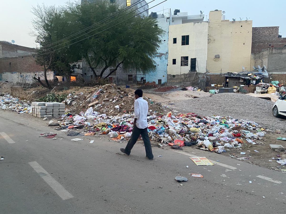 dpkshrma's tweet image. The HSVP Land between M Block South City 1 and silokhra village has become a dumping ground as well as the land has been encroached illegally. Request the authorities to look into this matter ASAP @OfficialGMDA @cmohry @MunCorpGurugram @sudhirsinglabjp @SouthCitySRWA