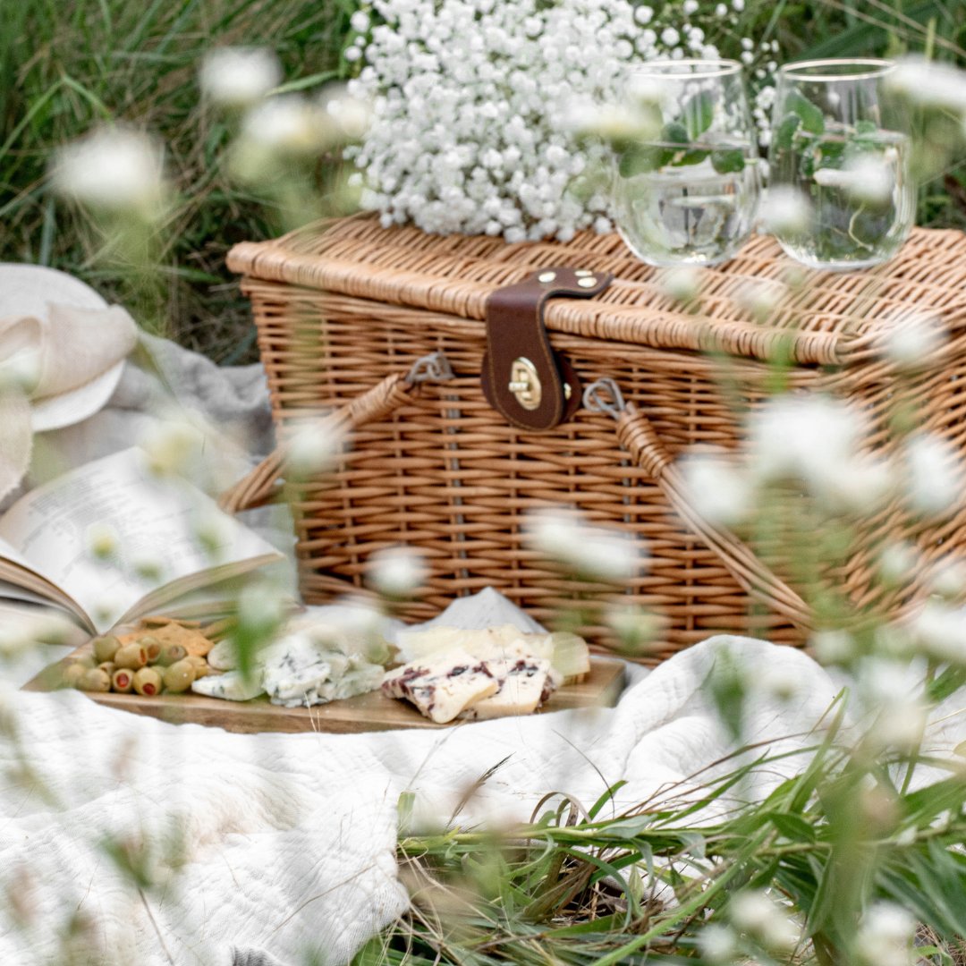 KnowltonCourt's tweet photo. The English countryside is a great place for lazy Sunday picnics! We’re so proud to be in the #GardenOfEngland 
#NationalPicnicMonth #unwind #countryside https://t.co/tzfITl5Yzb