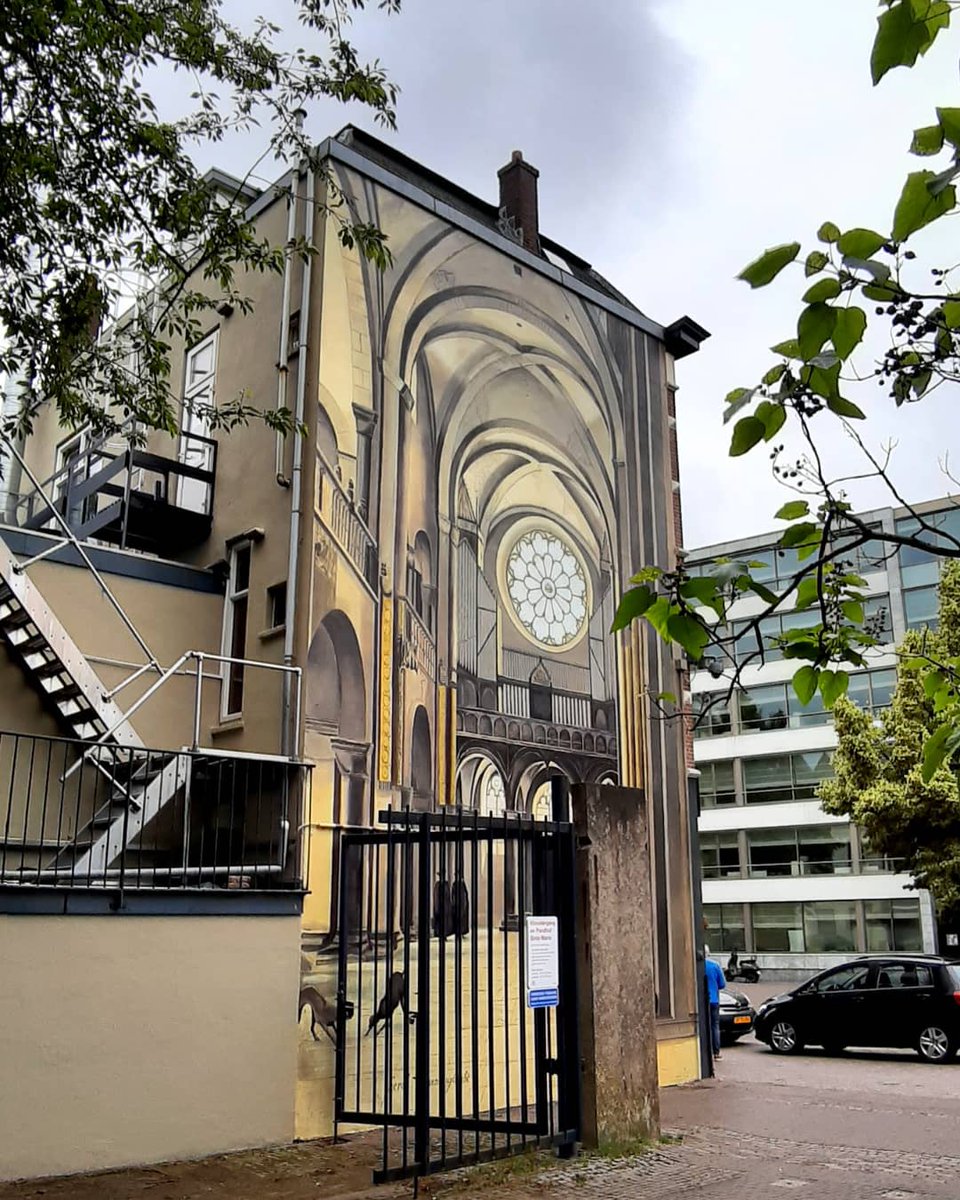 Prachtig nieuw werk van De Strakke Hand van de helaas verdwenen Mariakerk. Naar een schets vd Haarlemse meester Pieter Saenredam, die in de 17e eeuw veel kerkinterieuren schilderde. 
#utrecht #Graffiti #muurschildering #streetart