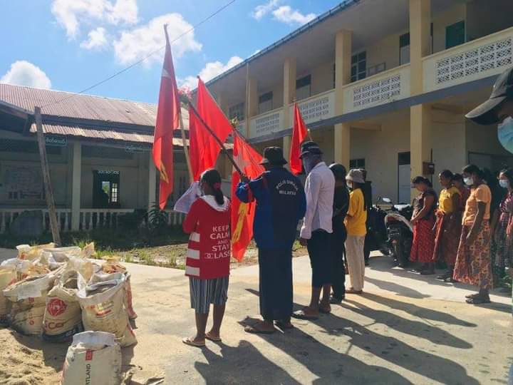 Residents in eastern part of Dawei marched with motorbike and staged protesters against the Military Junta with three-fingers salute and stay silent for a minute remembrance for our heroes who pass away during spring revolution. 
#WhatsHappeningInMyanmar
#July4Coup
