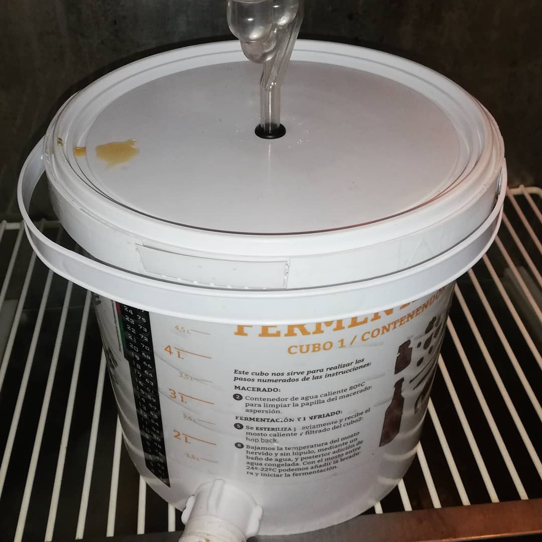 milbeerista's tweet photo. A madurar, una Imperial IPA ben carregada de llúpol amb Mash Hopping, First Wort Hopping, Hop Stand, Hop Back.
#craftbeer #cervesaartesana #cervesa #IPA #ImperialIPA #IndiaPaleAle #beernerd #craftbeerlive #localbeer #localdrink #localbrew #localbrewing #homebrewing #homebrew https://t.co/wjB9AWesw4