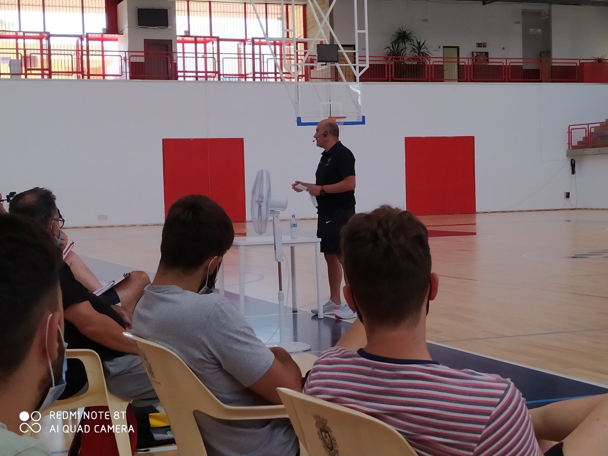 No sabemos si será la última charla de <a href="/CursoBaloncesto/">Curso Alto Rendimiento en Baloncesto UMU</a> como tal o sólo la última del 2021.
Jaime Ponsarnau cierra el círculo (@basketmaniaco cuenta siempre que una charla suya del CES 2010 fue clave para que montara el curso). 
Hablará sobre Ritmos ofensivos en el 2022.