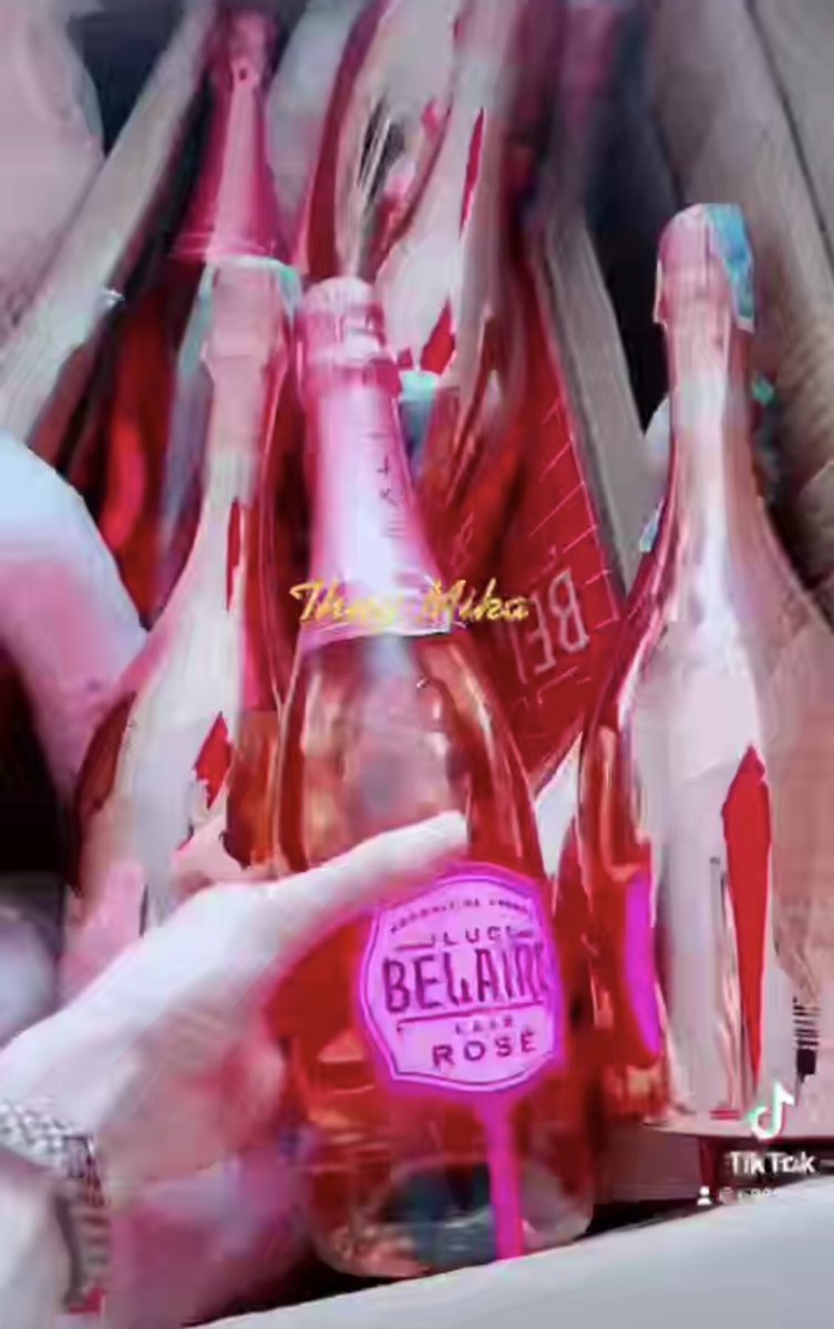 mika_thuy's tweet photo. 私は、綺麗なデザインのアルコール飲料がとてもすきです。
Tôi thực sự thích đồ uống có cồn được thiết kế đẹp mắt. https://t.co/3qTlCqqhe5