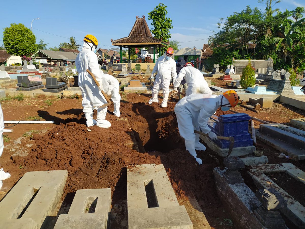 kokamgeka's tweet photo. Laporan Pemakaman, Ngad Legi 4/7/2021,14:00, oleh tim 1 MCCC Gunungkidul. Pada warga Piyaman Wonosari, di TPU Pakeljaluk Piyaman

Kita telah gagal melindungi sesepuh dan pepundhen. Bakti macam apa ini?! https://t.co/ykMObyX3NB
