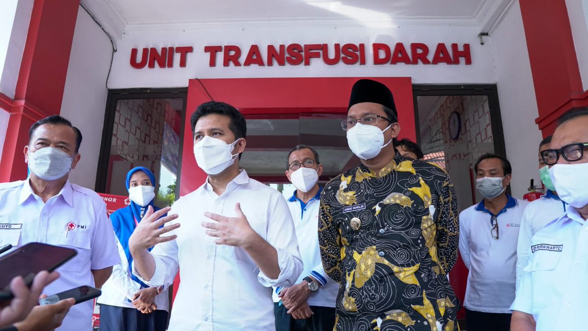 Wagub Emil Ajak Masyarakat Donor Plasma Konvalesen
kominfo.jatimprov.go.id/read/umum/wagu…
<a href="/KhofifahIP/">Khofifah Indar Parawansa</a>
<a href="/EmilDardak/">Emil E Dardak</a>