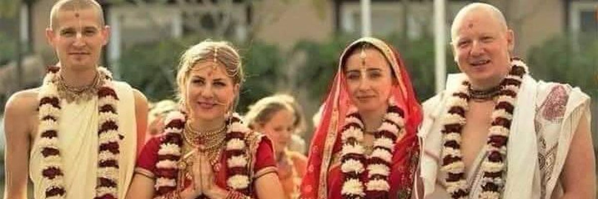 SummoGurjar's tweet photo. सनातन संस्कृति
“”विदेशी अपना रहे है, #भारतीय त्याग रहे है।””
भारतीय #संस्कृति को मॉडर्नता का चोला पहना कर कुछ इस तरह दबाया और कुचला जा रहा है| (Photo-2)

#स्वामी_विवेकानंद @IamNehaGurjar @PoonamLohiaAap @surenderb7100 @arjunbhatigolf https://t.co/x60j5B2wrN