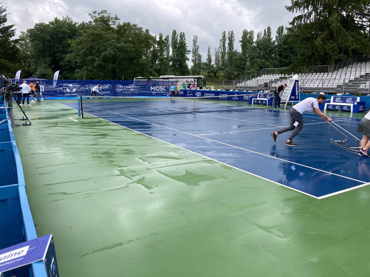 Les bénévoles du <a href="/WavesOpen57/">Waves Open 57</a> s’affairent afin que les finales se disputent sur le court central ! Un travail titanesque. Bravo à eux.