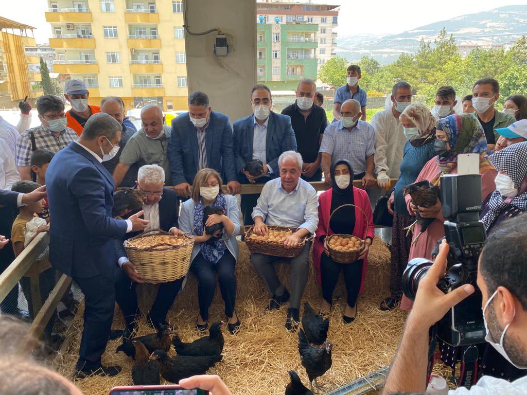 Pazar sabahı Nurdağı’ndayız.

<a href="/FatmaSahin/">Fatma Şahin</a> Başkanımızın öncülüğündeki kadın çiftçilerimize tavuk dağıtım törenine katıldık.

Sosyal belediyecilik boyut değiştirdi, belediyelerimiz salgın tahribatını gidermeye yönelik destek paketini art arda açıyor.
<a href="/okkeskavak27/">Ökkeş Kavak 🇹🇷</a> 
<a href="/mkarayilan27/">MANİSA TARIM VE ORMAN İL MÜDÜRÜ</a>