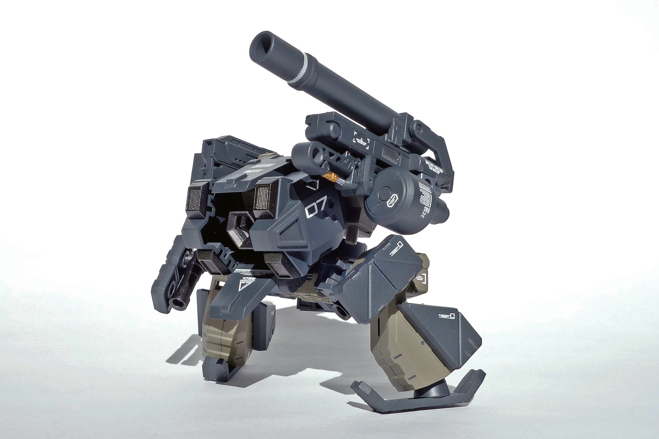 『鉄騎』に登場する機動兵器、垂直2脚歩行兵器のフィギュア4台 装甲騎兵ボトムズ」より「スコープドッグ」がHI-METAL Rで立体化