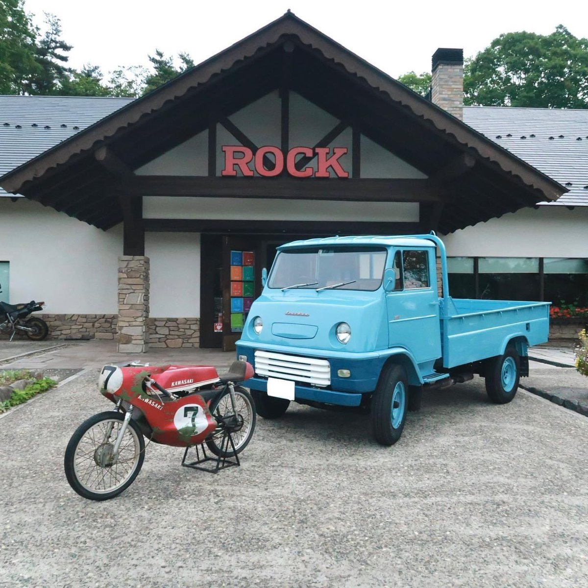 moeginomurarock's tweet photo. 【ROCKよりちょっと先輩がご来店!】
1959年製toyoaceと1969年製Kawasaki90SSです!
toyoaceは完璧に動く車体に驚愕!
バイクは良さん修理中です🔧
運が良ければお目にかかることもあるかもしれません!
古い車体はいいな〜
#toyoace
#90ss
#kawasaki90ss https://t.co/qZA6yhzlPQ