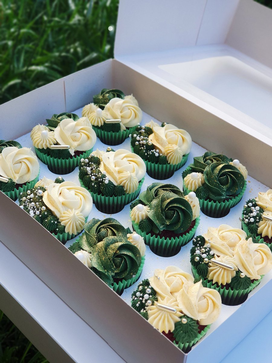 ServedSweet_'s tweet photo. Red velvet Traditonal set!🇬🇭😍💚 https://t.co/q4Zg1FgWcn